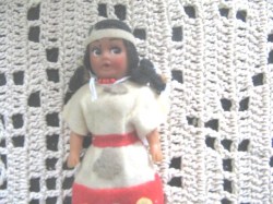 5'' 50S DOLLHOUSE RUBBERY VINYL NATIVE DOLL, FELT COSTUME, JAPAN